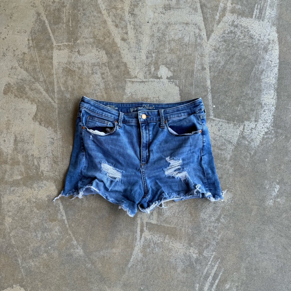 Universal Thread Distressed Denim Cutoff Shorts Women’s Size 14
